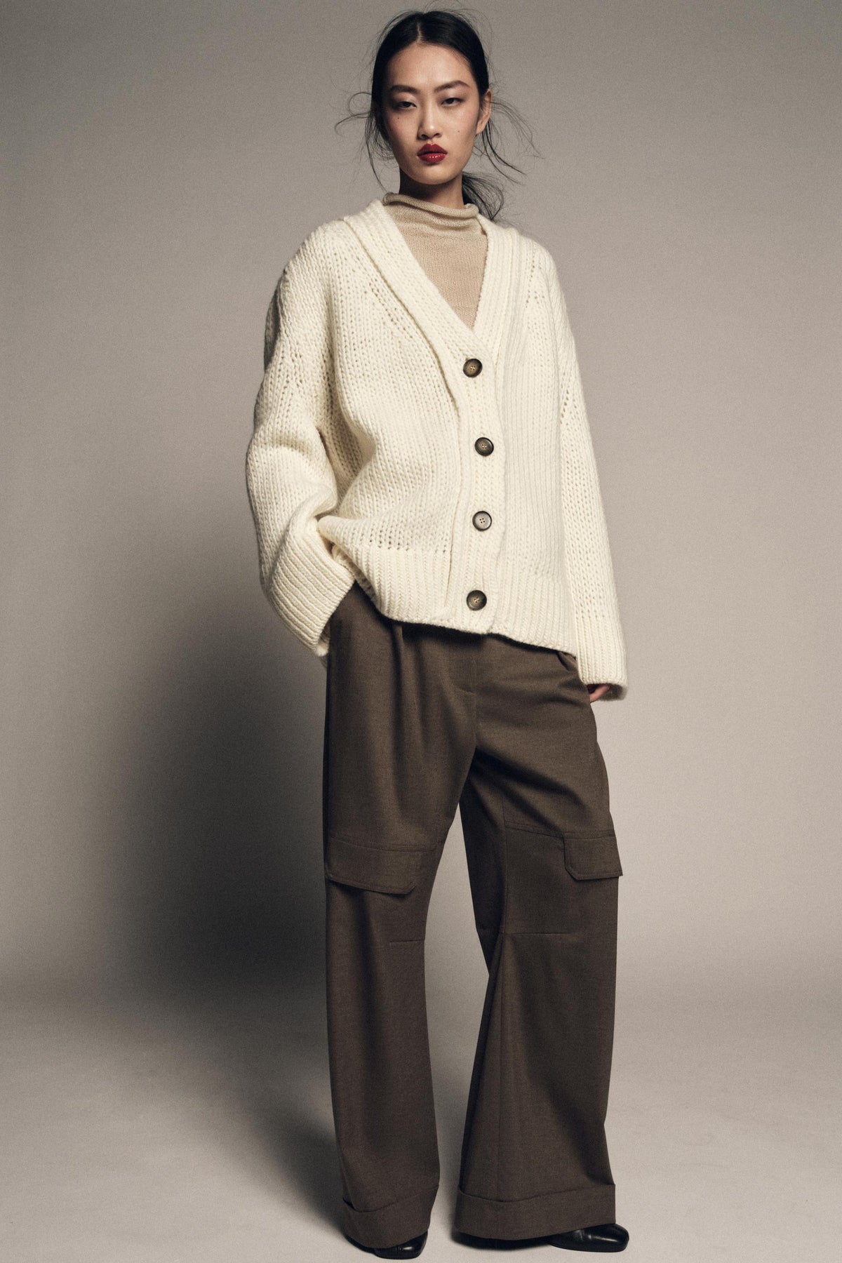 Strickjacke aus Wolle mit V-Ausschnitt