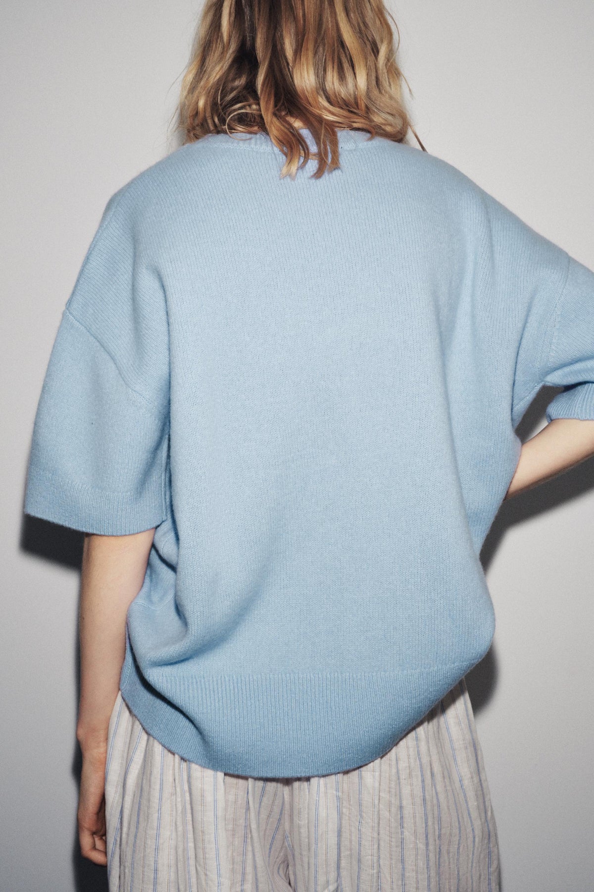 Wollpullover mit kurzen Ärmeln