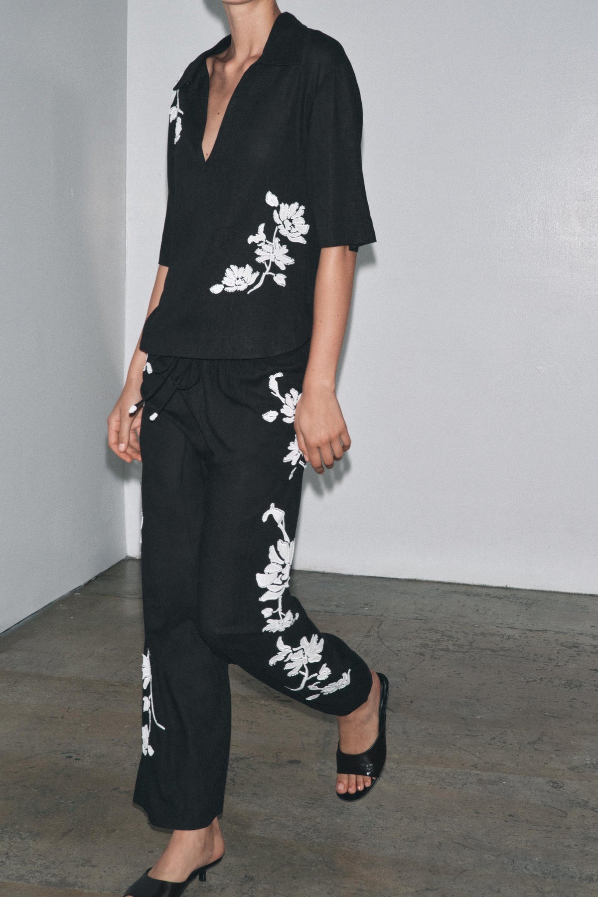 Hose mit Perlenstickerei