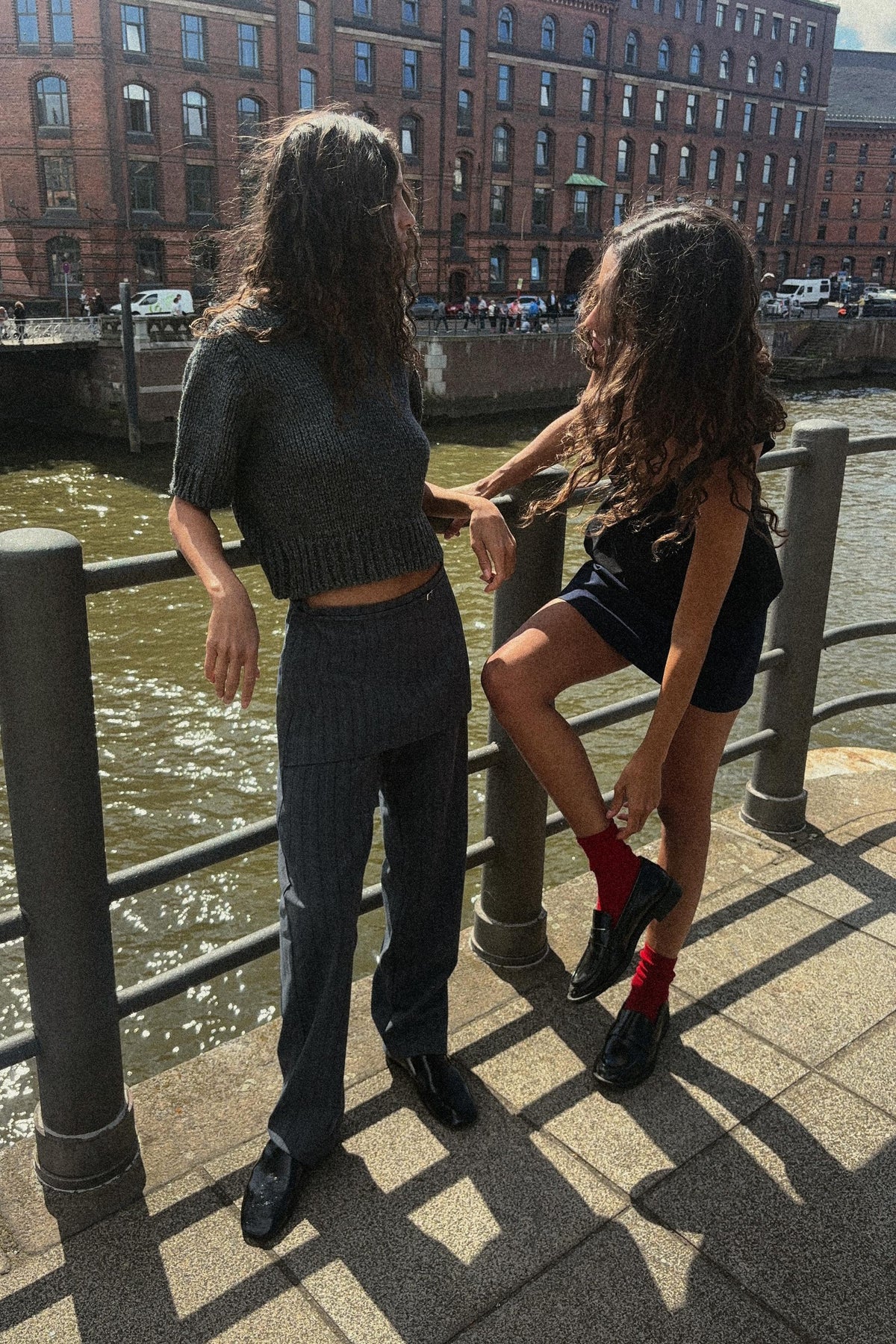 Kurzer V-Ausschnitt-Pullover