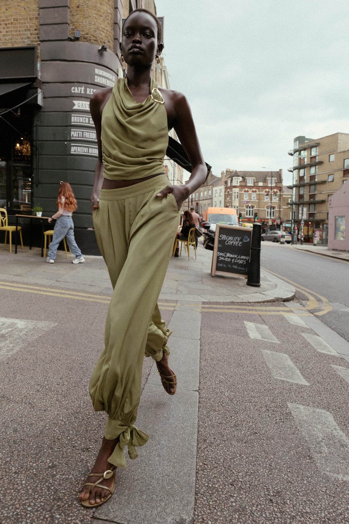 Neckholder-Top mit Knotendetail