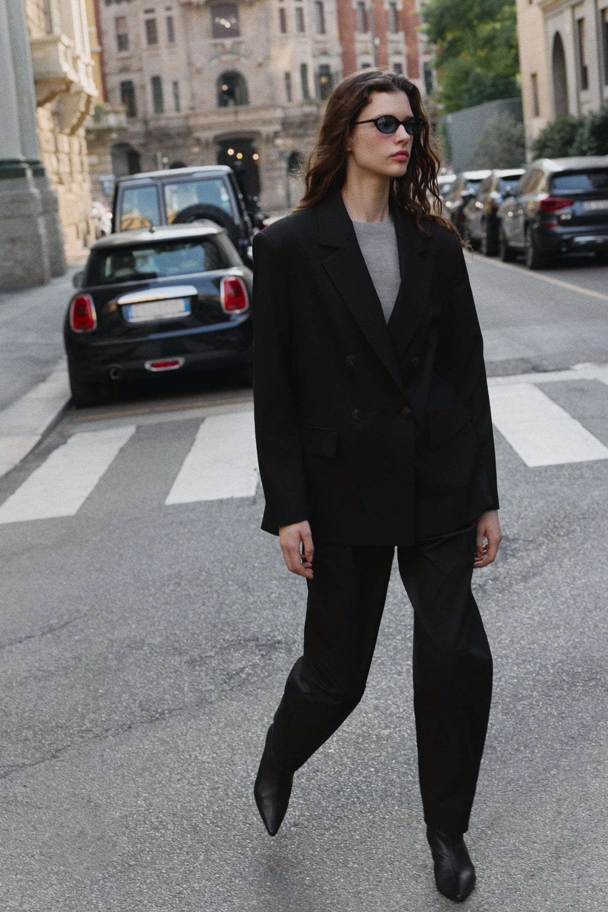 Gerade geschnittene Hose mit Gürtel.