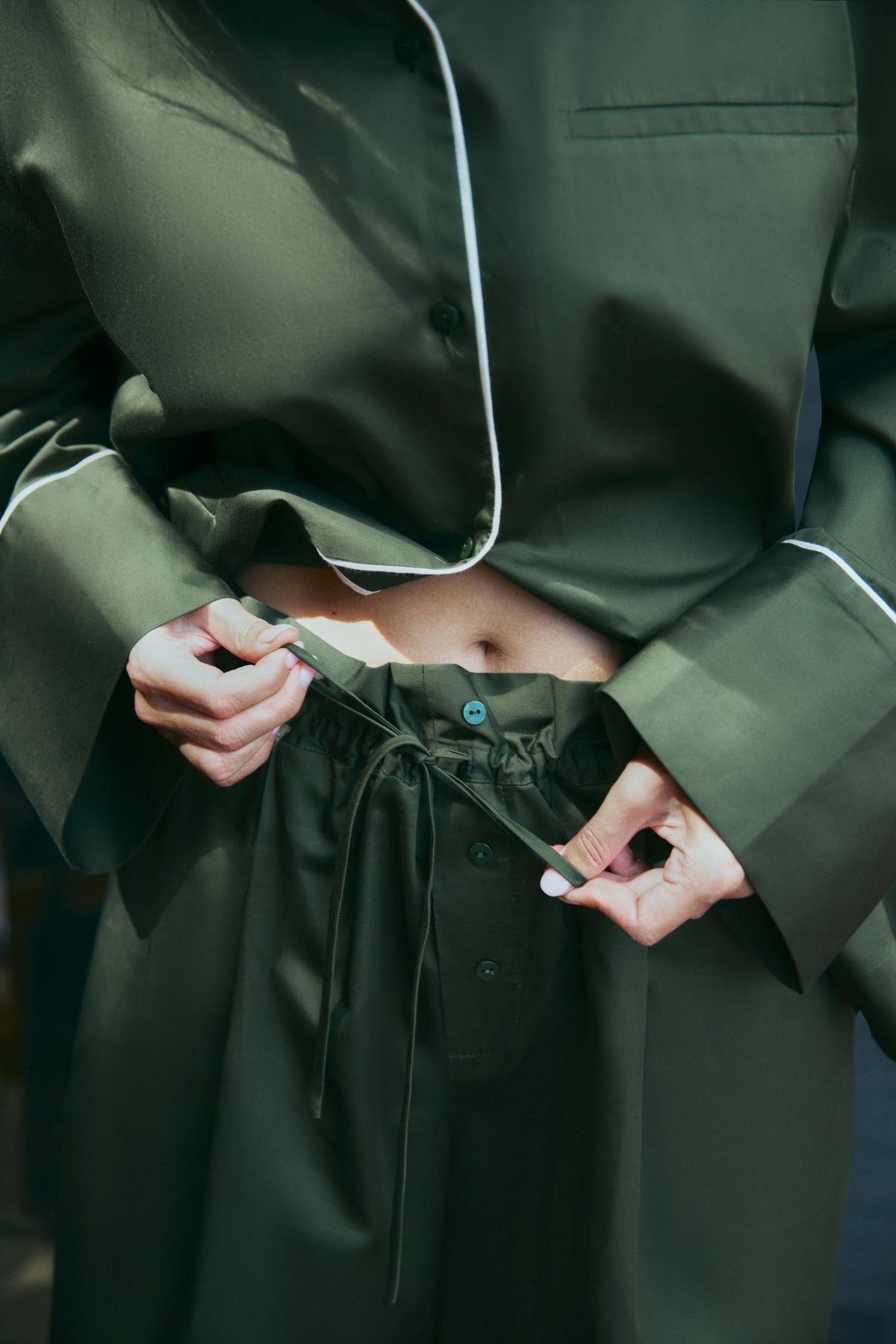 Popelinehose mit kontrastierenden Details