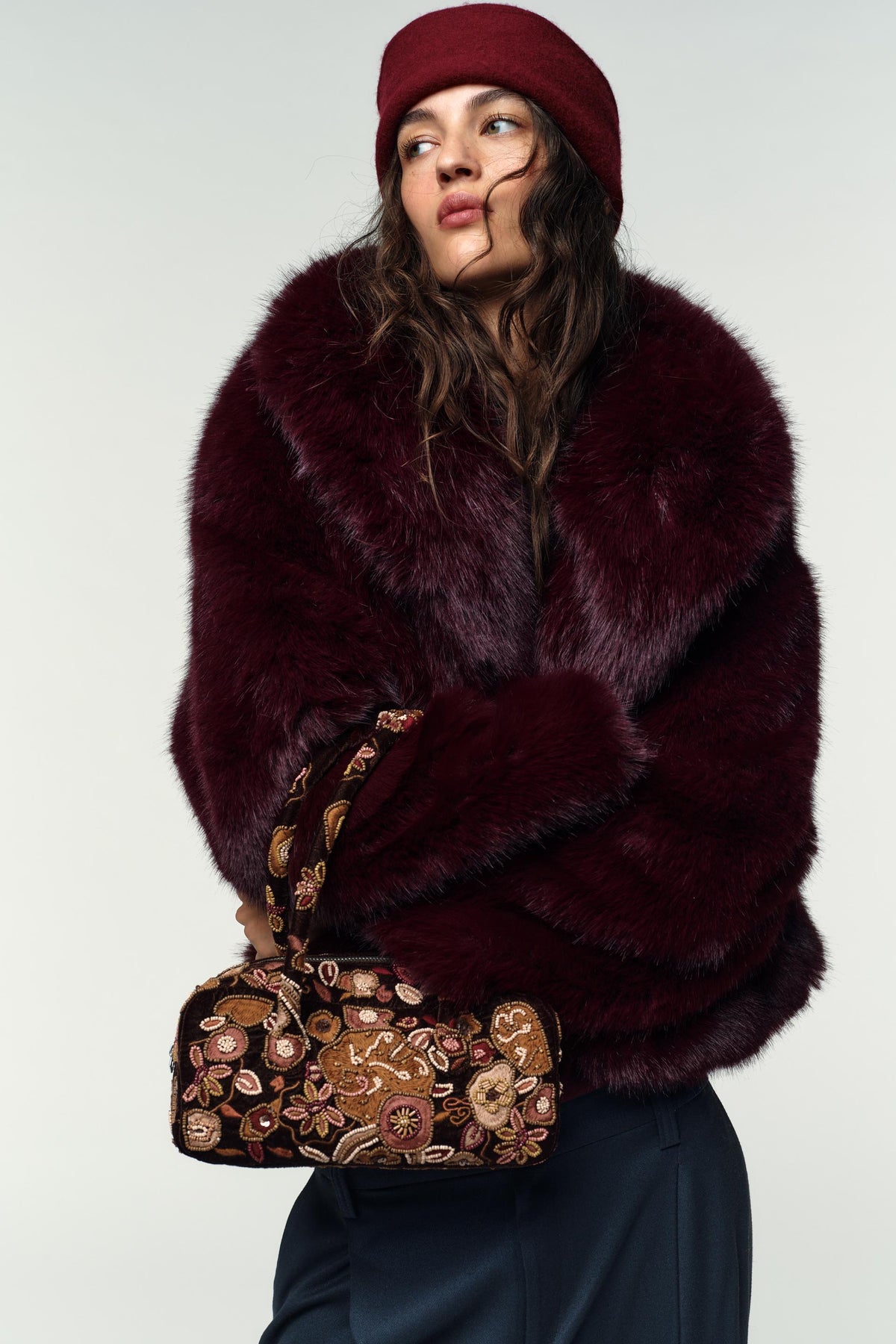 Bestickte Schultertasche