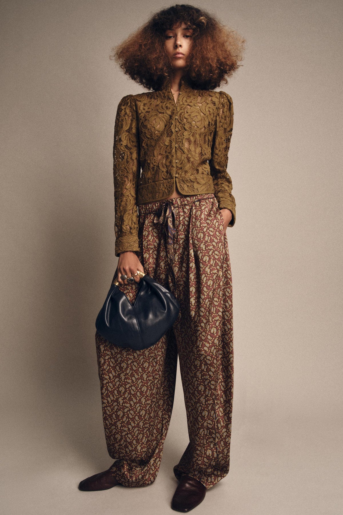 HANDTASCHE MIT METALLGRIFF