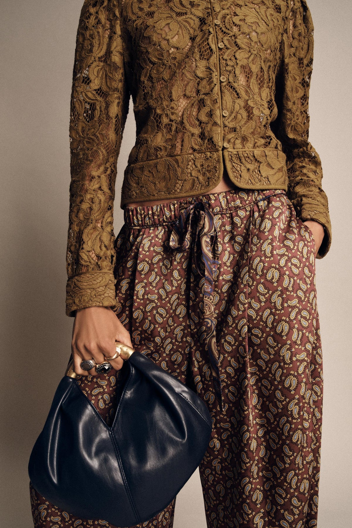 HANDTASCHE MIT METALLGRIFF