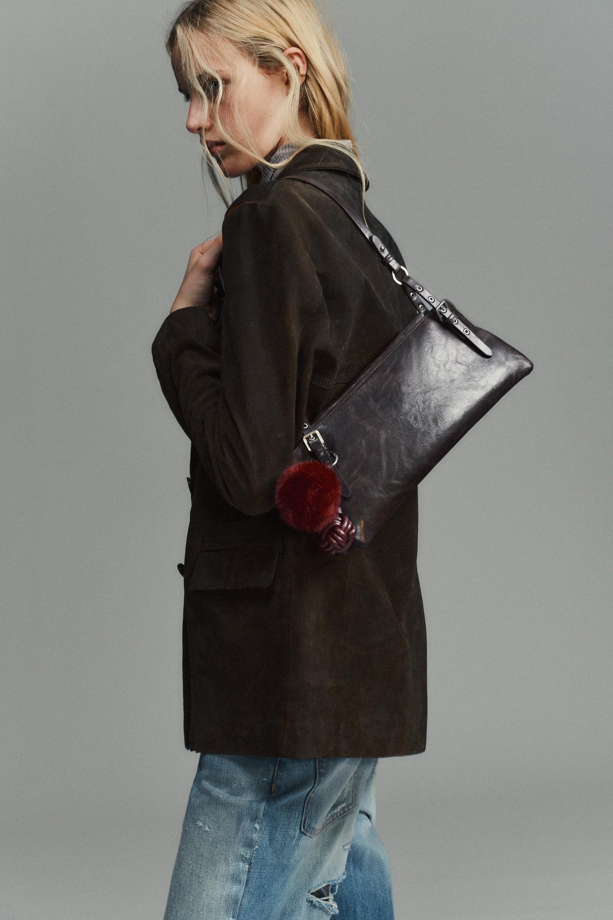 Nietenbesetzte Schultertasche