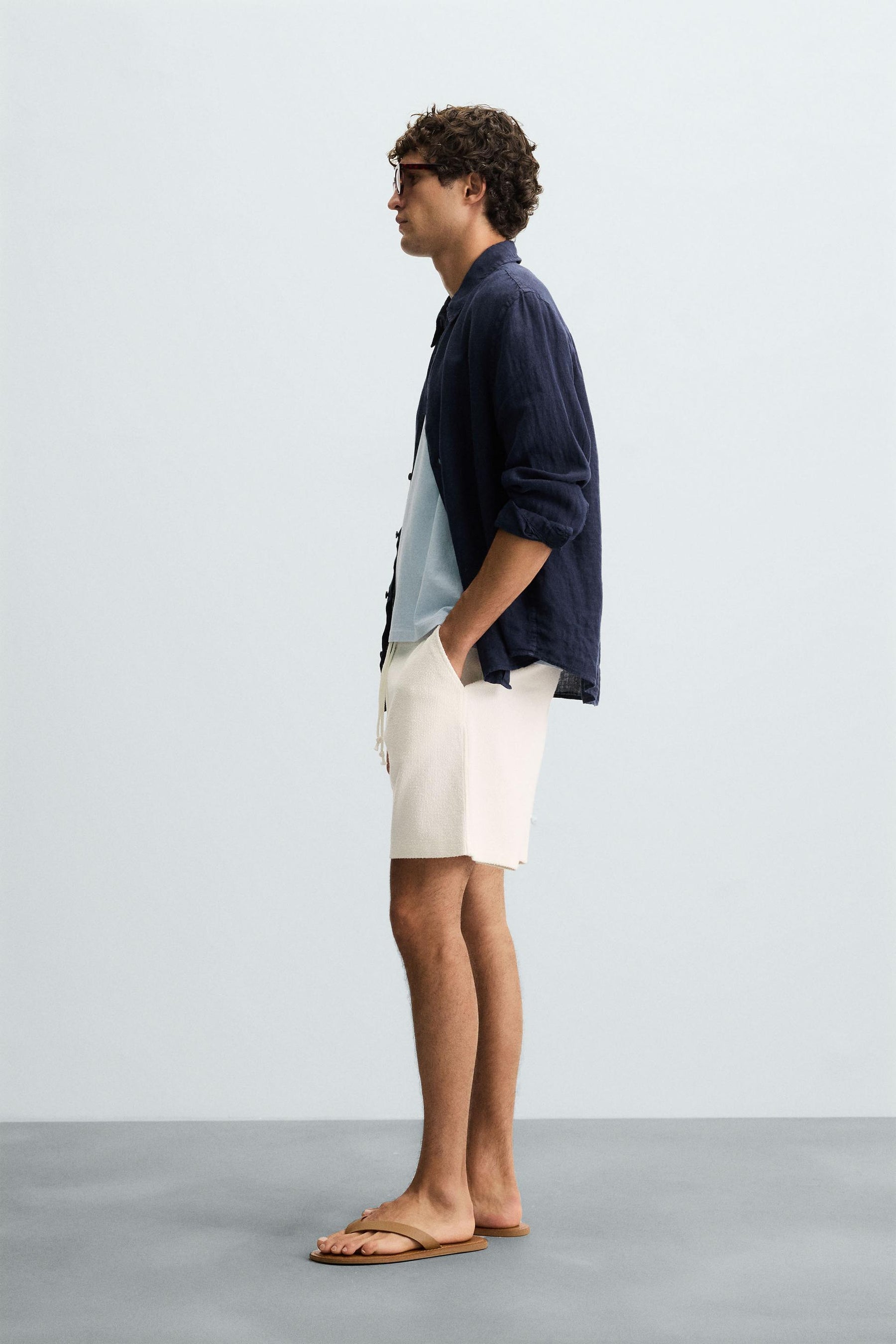 TEXTURE JOGGER BERMUDA SHORTS - Image 4