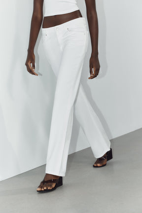 Weit geschnittene, tief sitzende Jeans