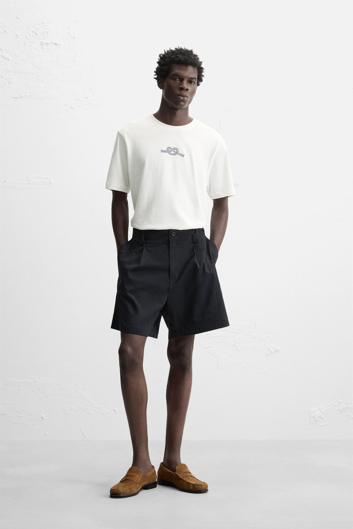 T-SHIRT WITH CONTRAST EMBROIDERY - Image 1