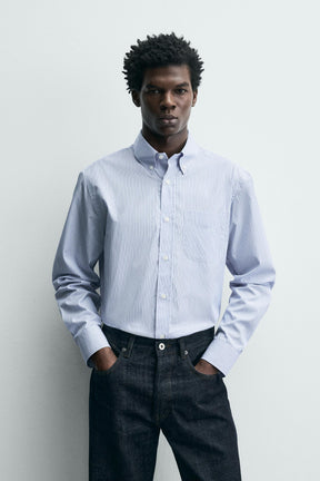 Gestreiftes, strukturiertes Hemd