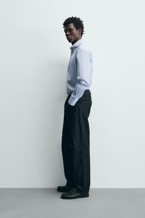 Gestreiftes, strukturiertes Hemd