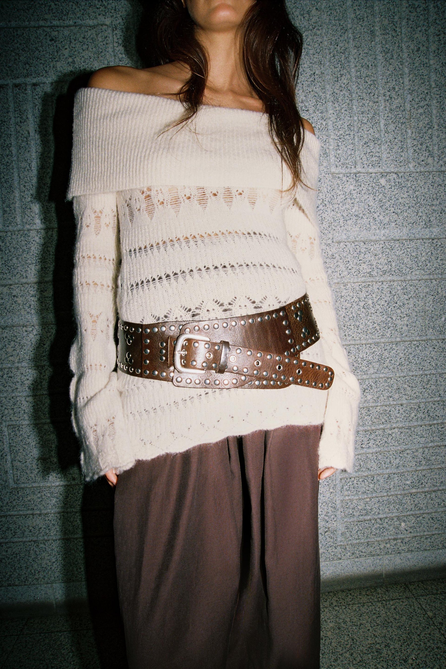 Schulterfreier Pullover mit Lochmuster