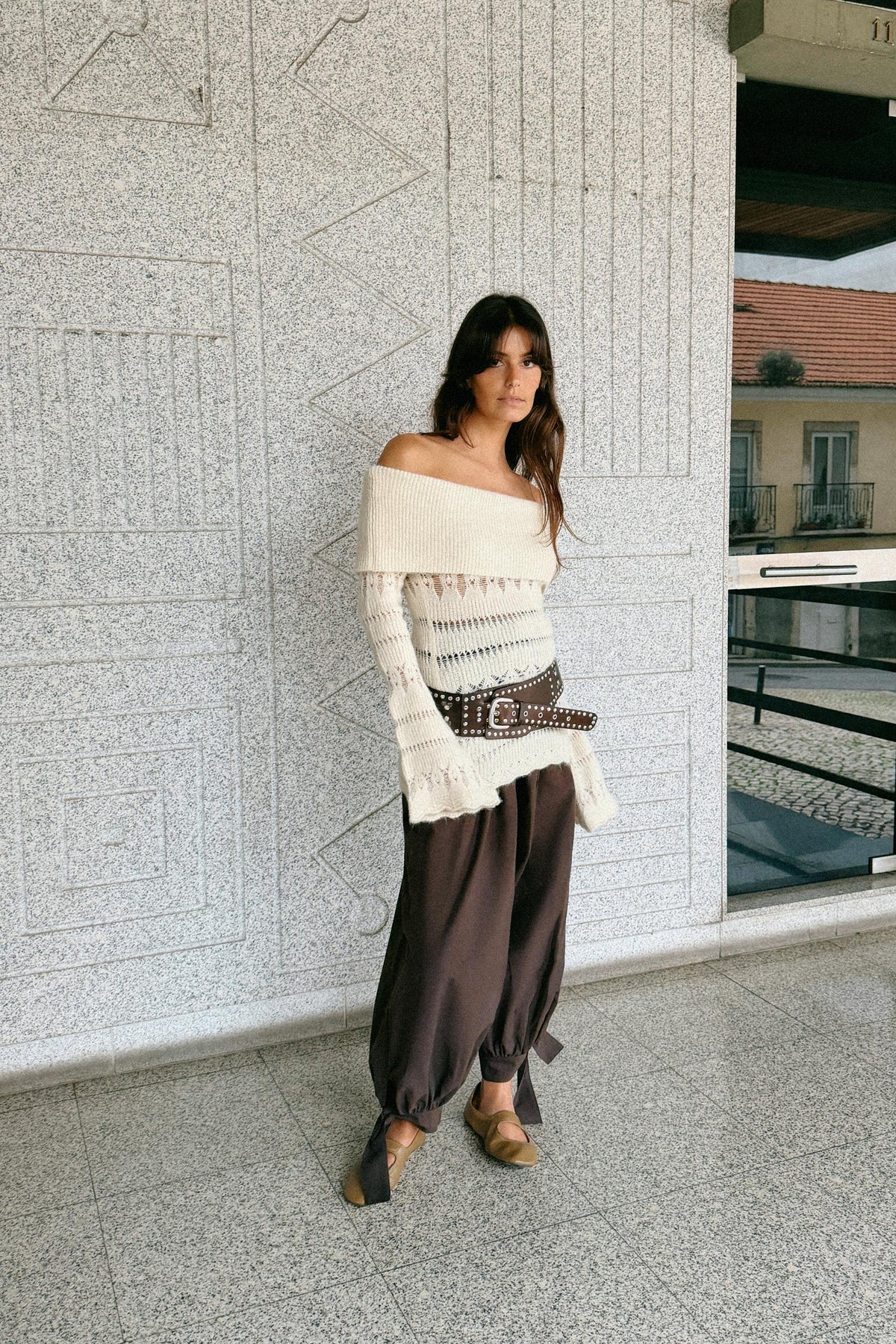 Schulterfreier Pullover mit Lochmuster