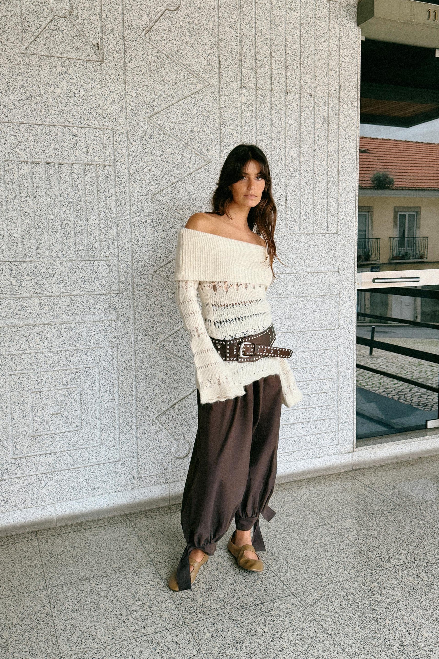 Schulterfreier Pullover mit Lochmuster