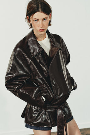 Gürteljacke aus Kunstleder