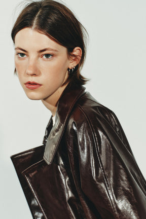 Gürteljacke aus Kunstleder