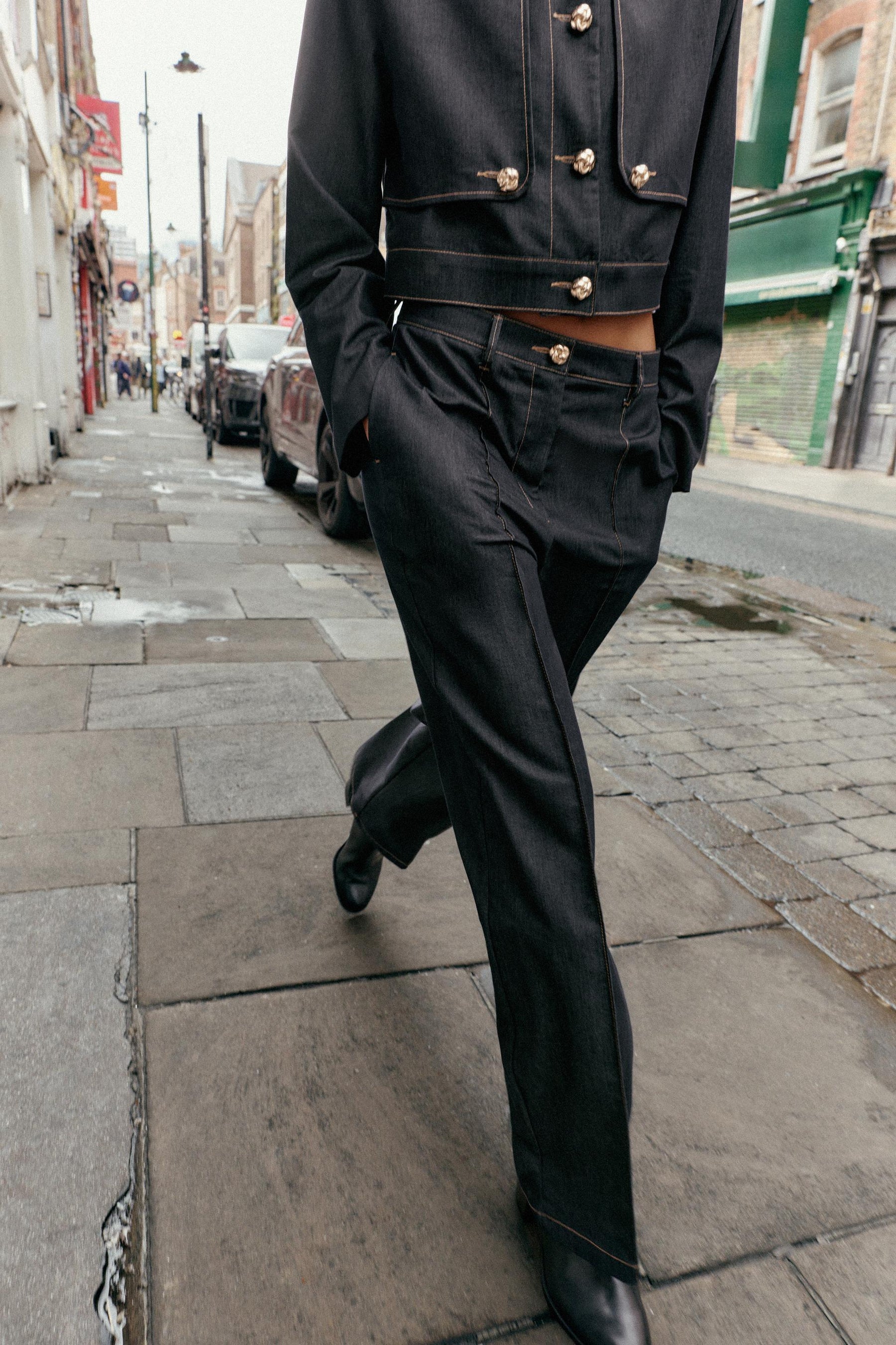 Gerade Hose mit Abnähern