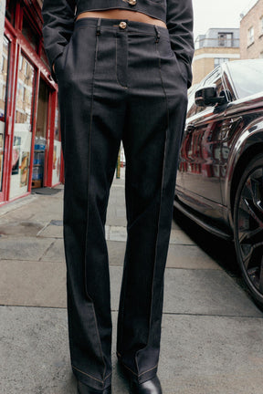 Gerade Hose mit Abnähern