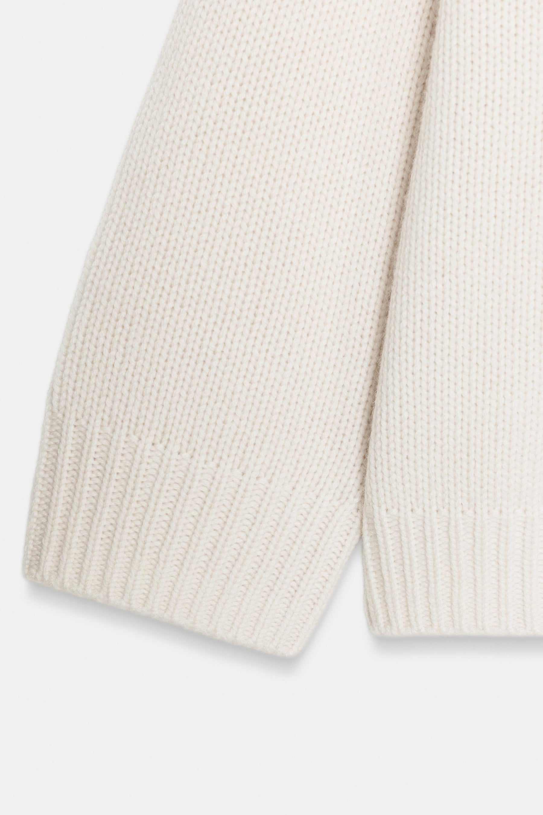 ÜBERGRÖSSERTER WOLL-KASCHMIER-PULLOVER