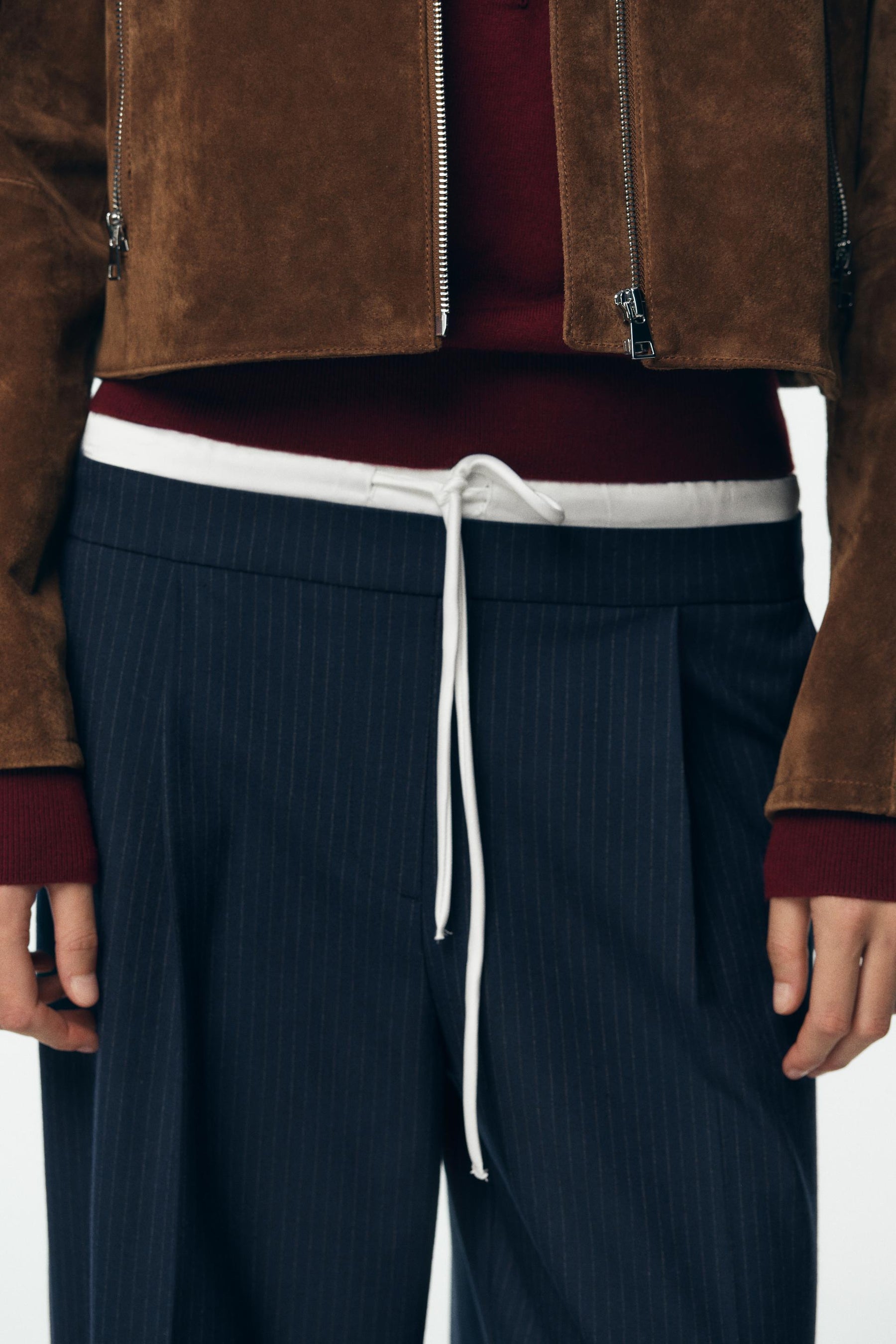 Weit geschnittene Hose mit Bund.