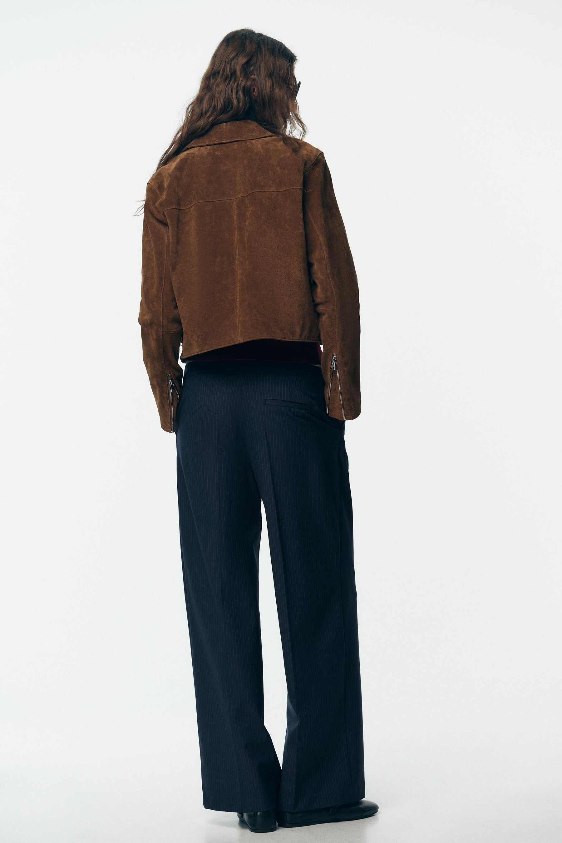 Weit geschnittene Hose mit Bund.