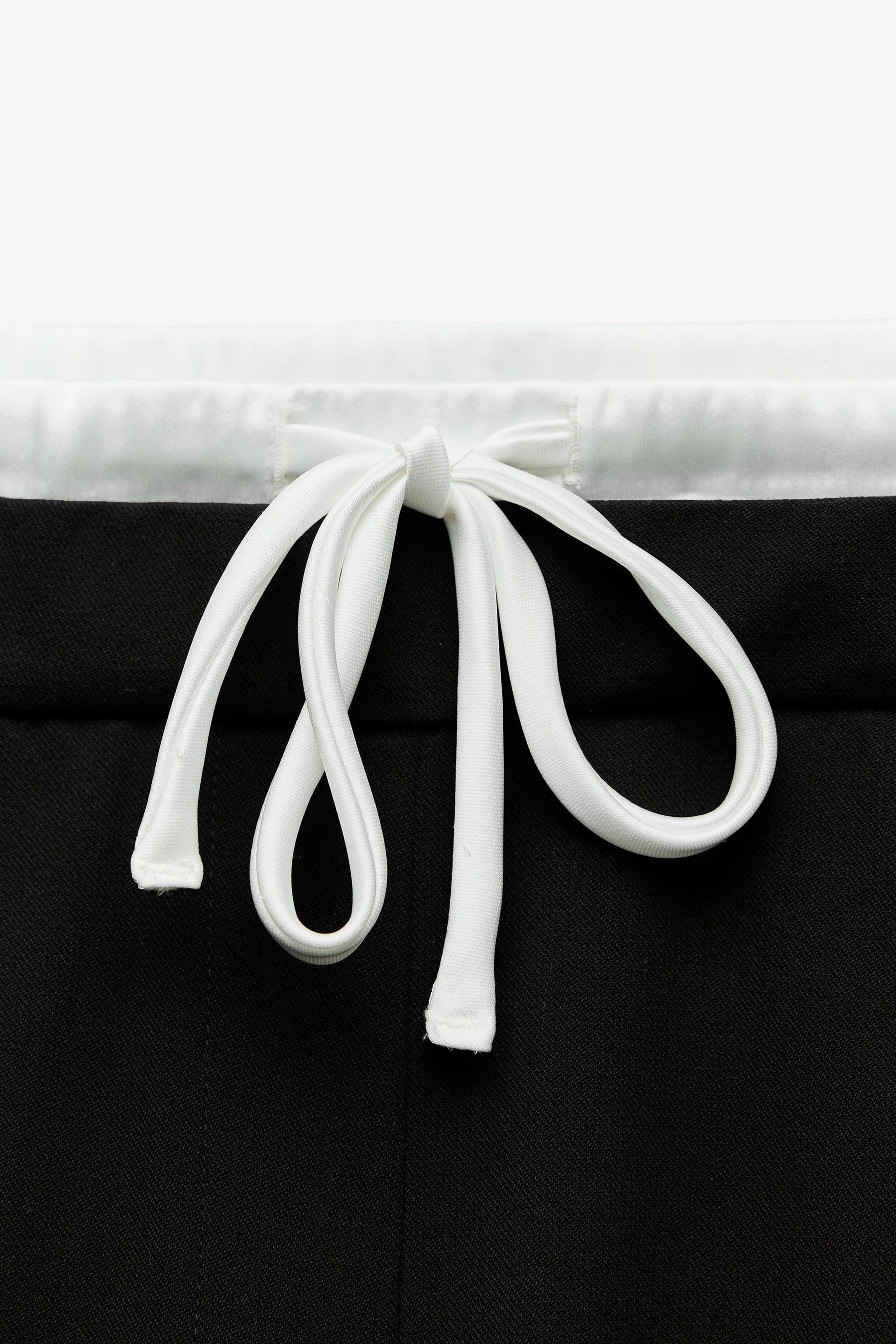 Weit geschnittene Hose mit Bund.