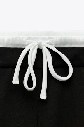 Weit geschnittene Hose mit Bund.