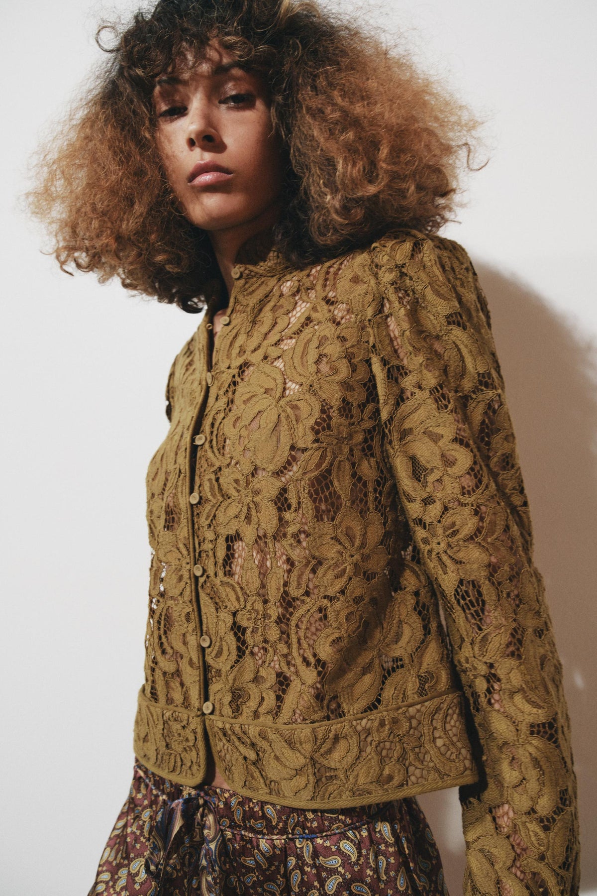 Spitzenjacke mit Puffärmeln