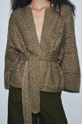 Strickjacke mit Gürtel