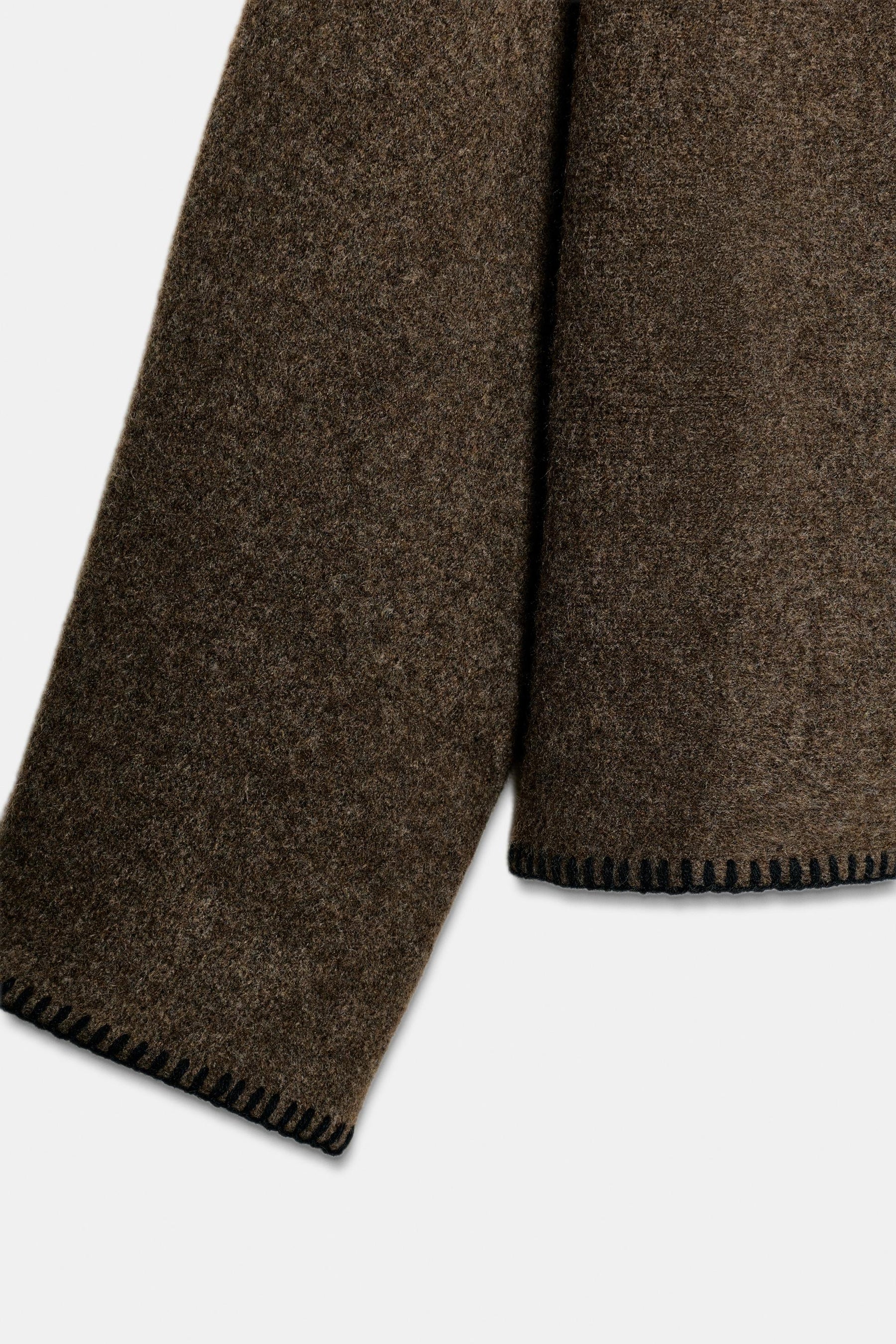 Strickpullover mit Ziernähten