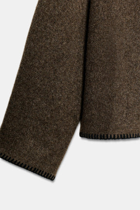 Strickpullover mit Ziernähten