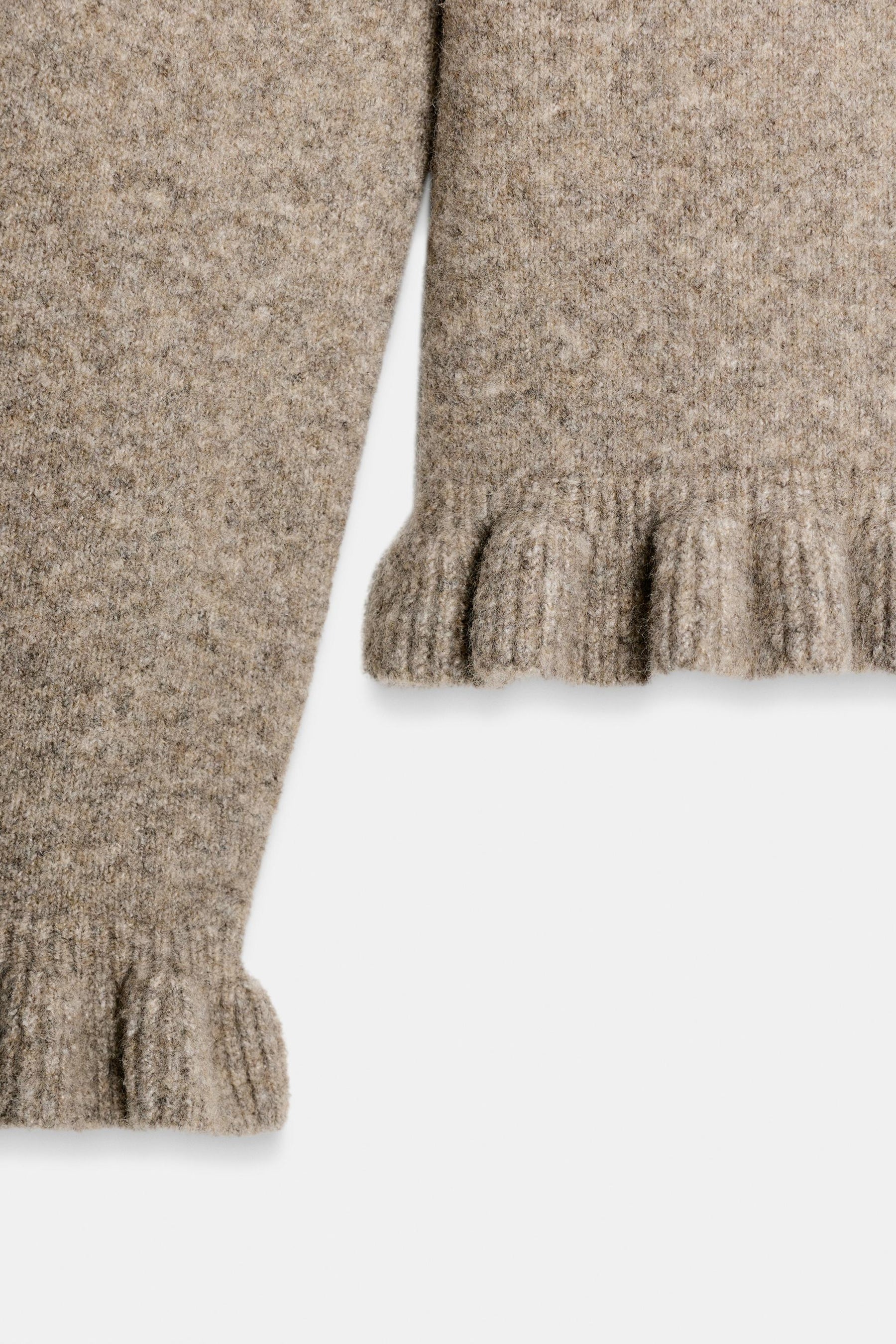 Strickjacke mit Rüschenbesatz