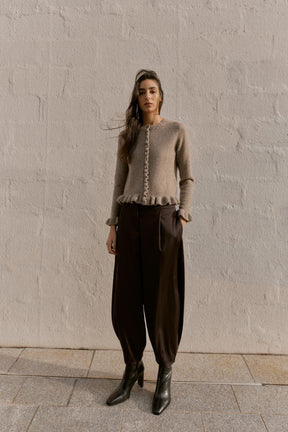 Strickjacke mit Rüschenbesatz