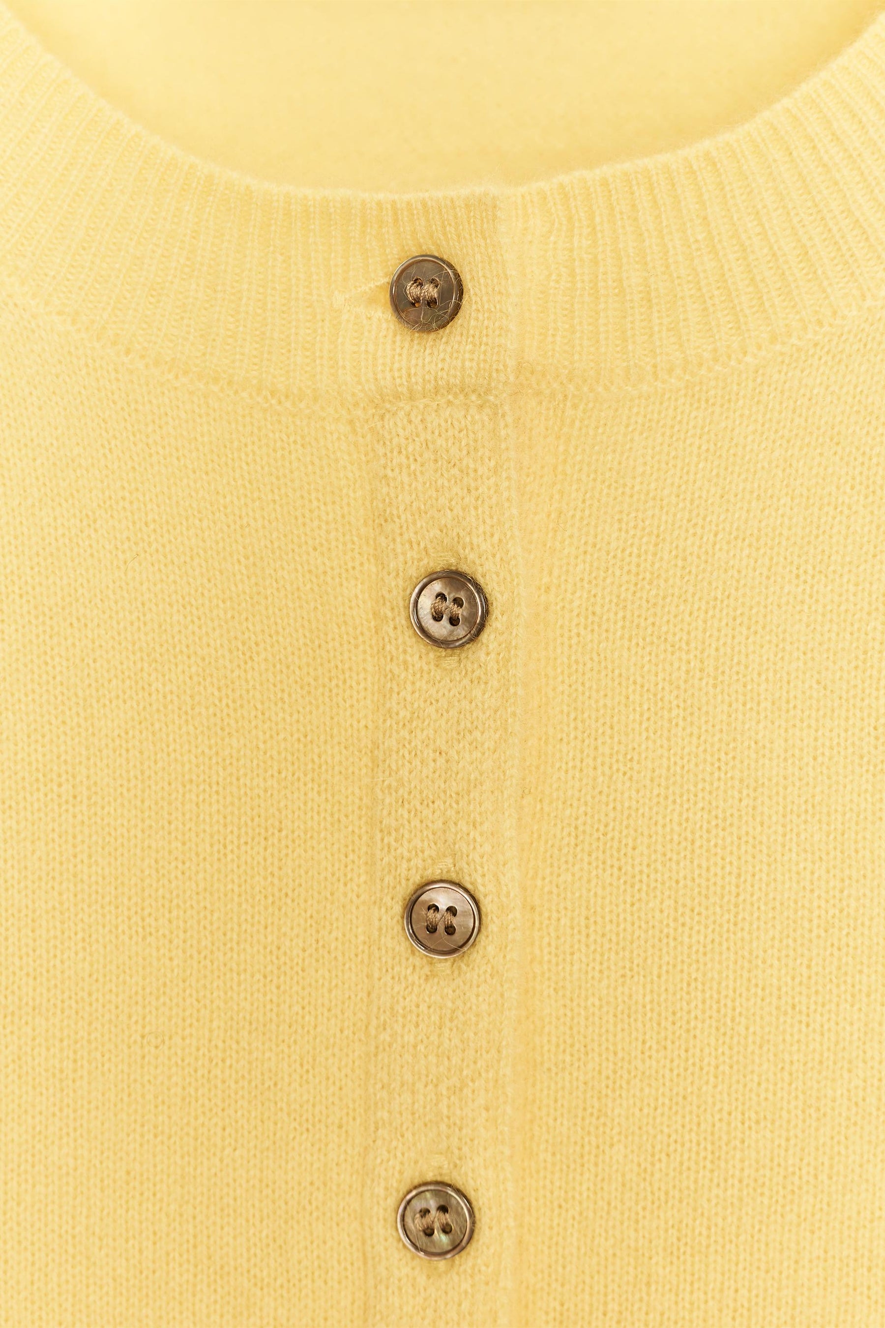 KASCHMIR-STRICKJACKE MIT KNOPFVERSCHLUSS