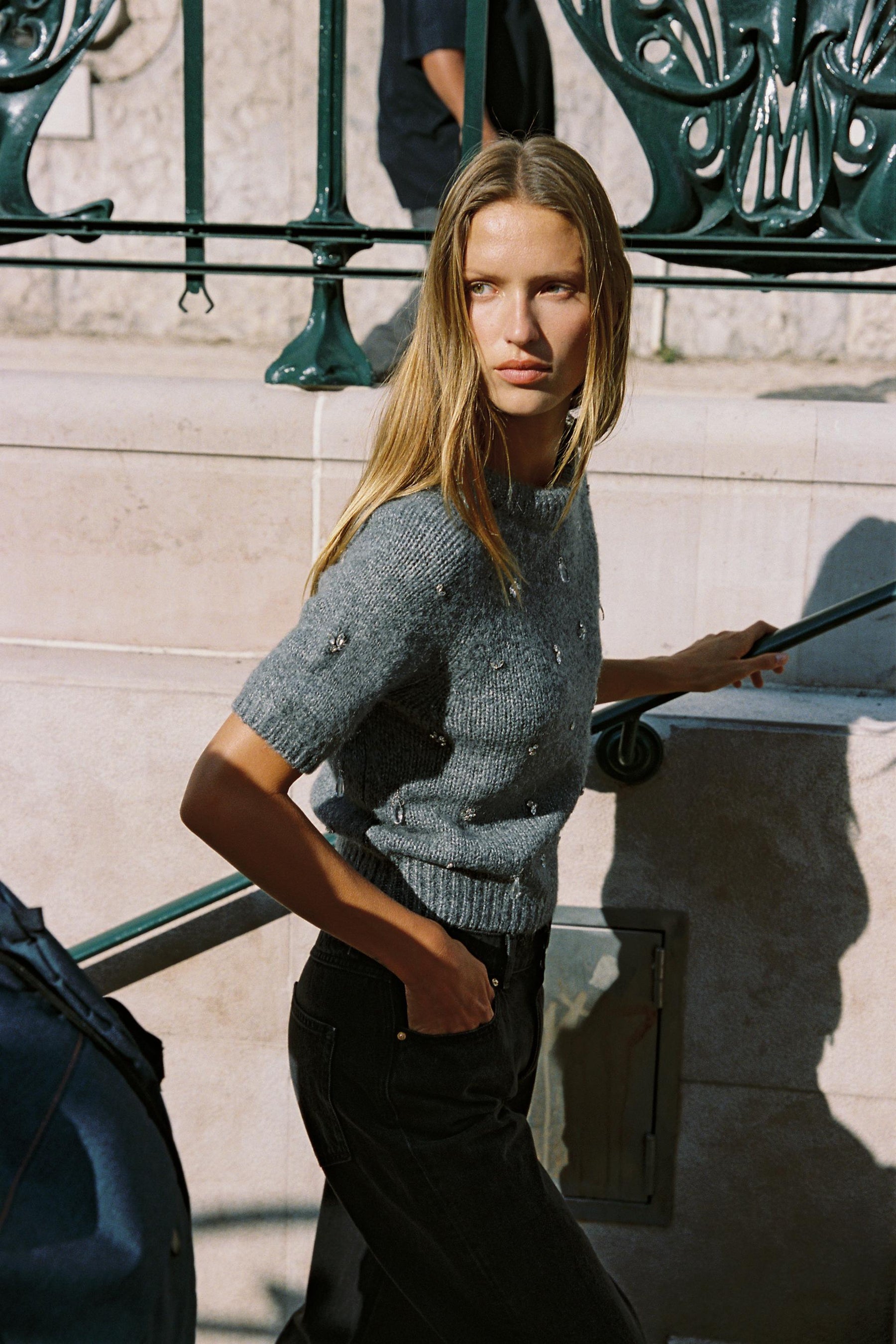 Perlenbesetzter Strickpullover