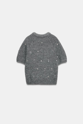 Perlenbesetzter Strickpullover