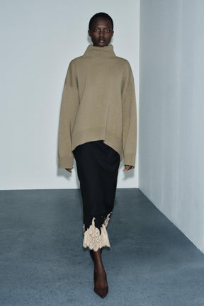 ÜBERGRÖSSERTER WOLLPULLOVER