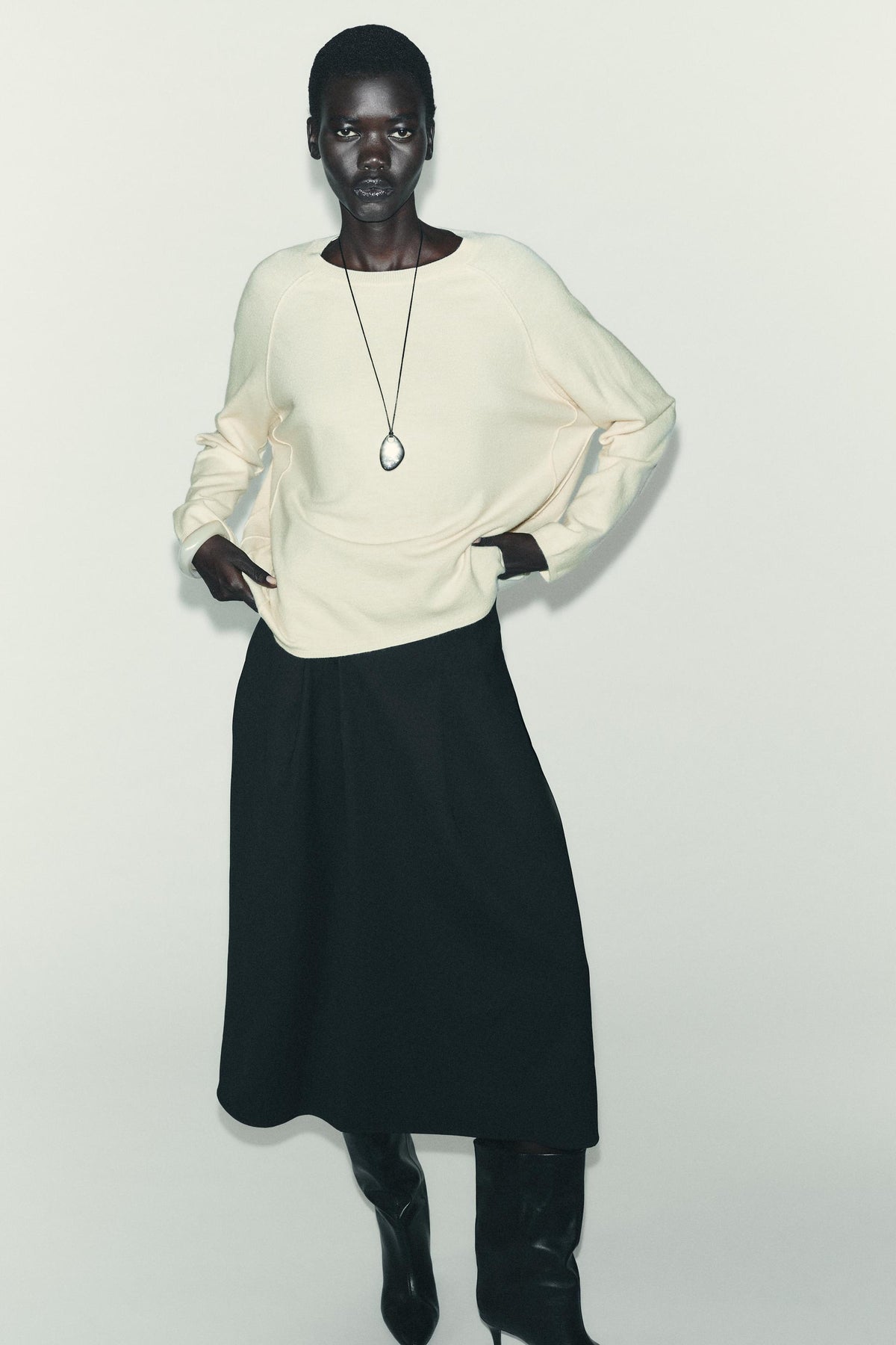 ÜBERGRÖSSERTER STRICKPULLOVER