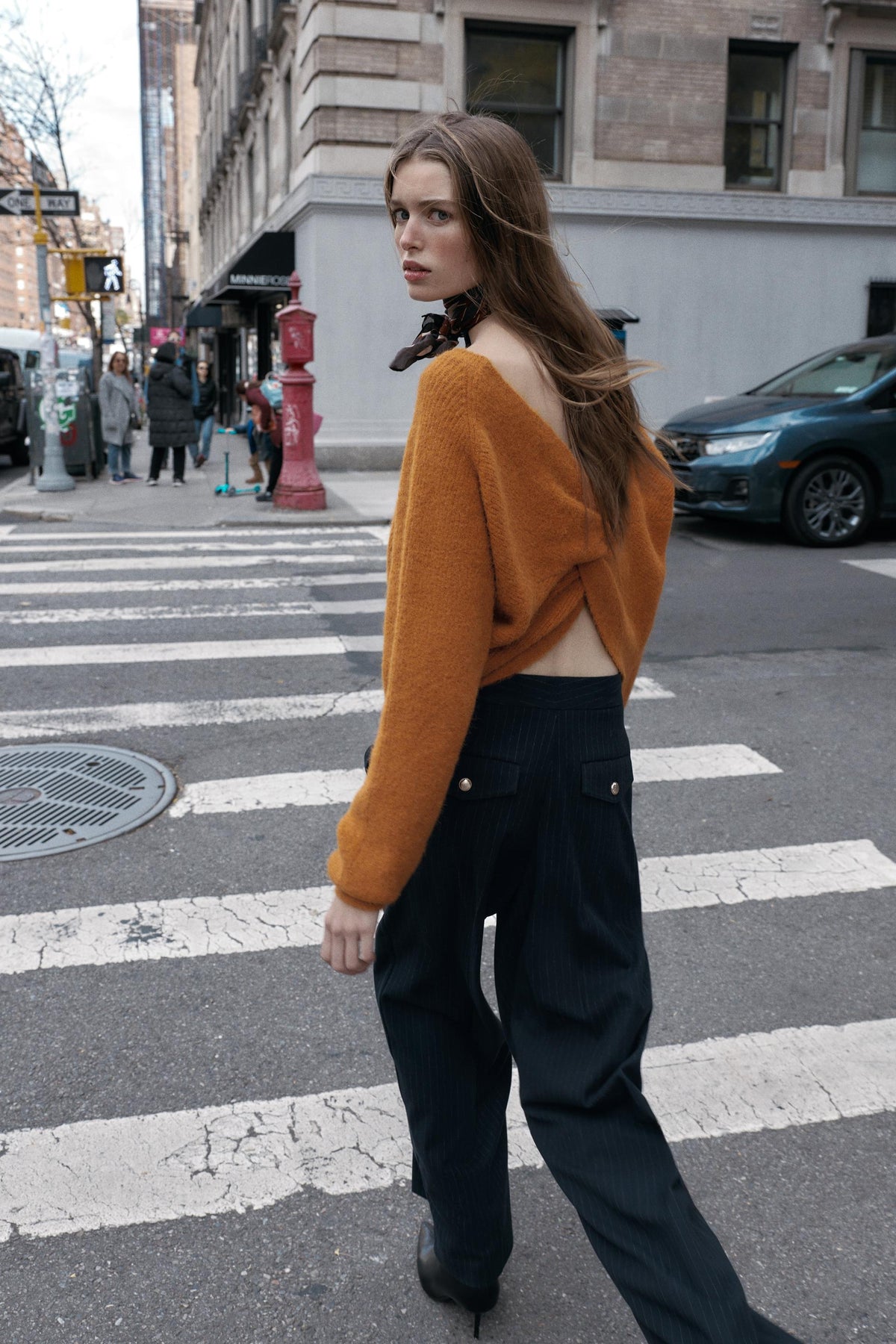 Strickpullover mit Knoten im Rücken