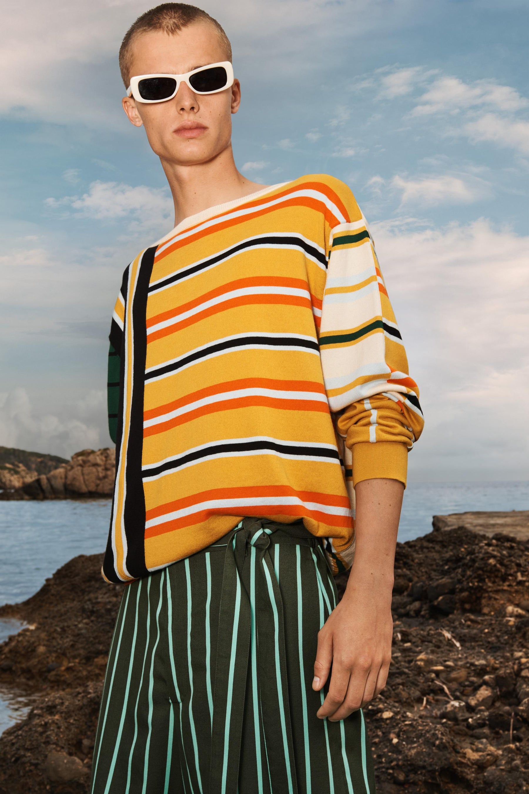 LIMITED EDITION CONTRAST STRIPED SWEATER - Image 2