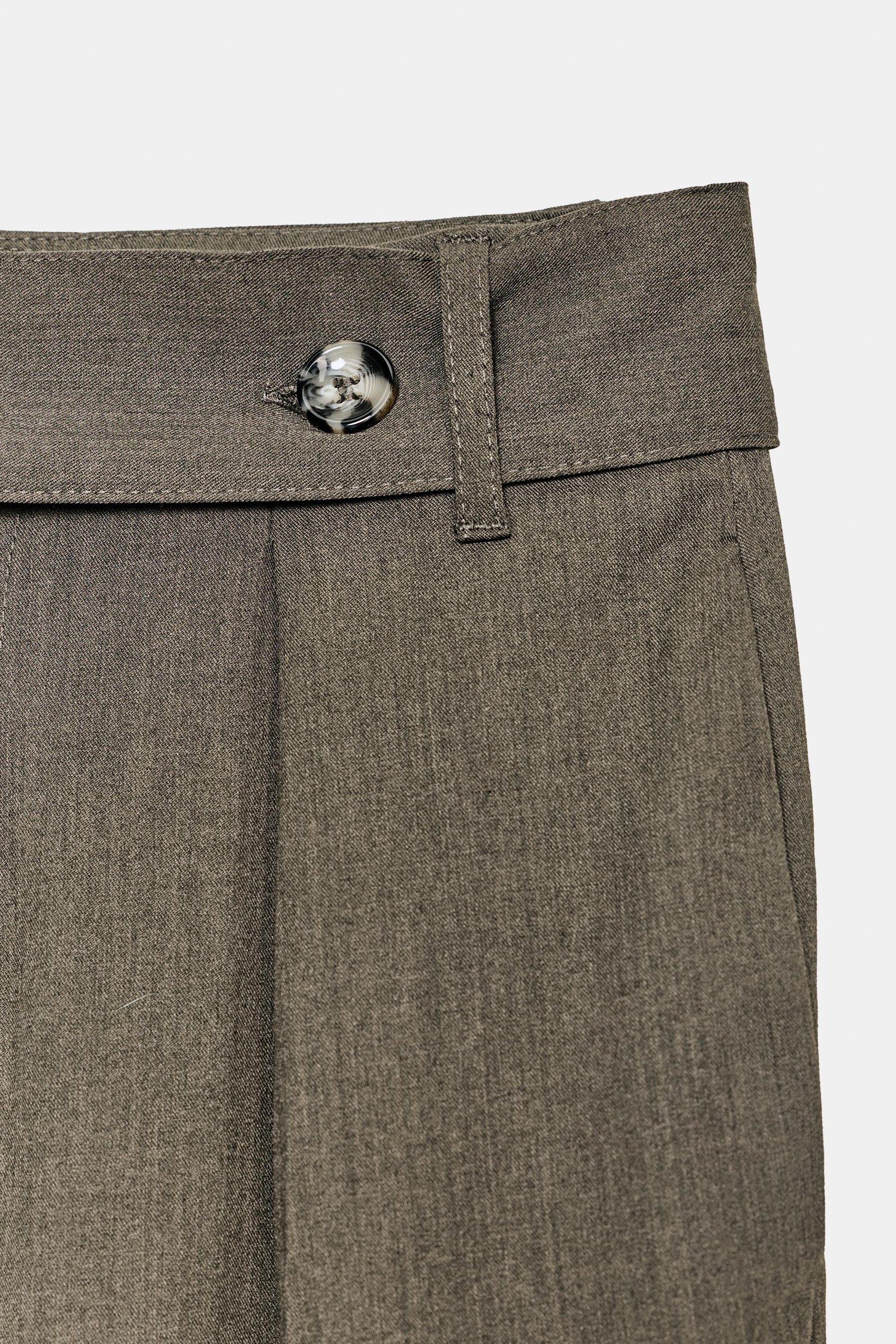 Plissierte Hose mit Gürtel