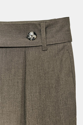 Plissierte Hose mit Gürtel