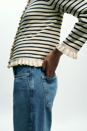 Strickjacke mit Rüschenbesatz