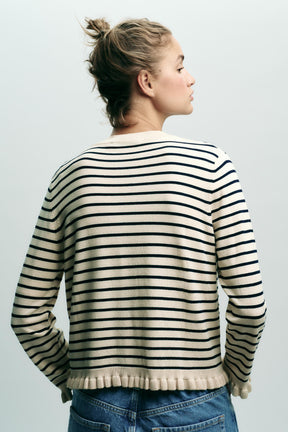 Strickjacke mit Rüschenbesatz