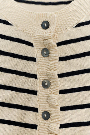 Strickjacke mit Rüschenbesatz