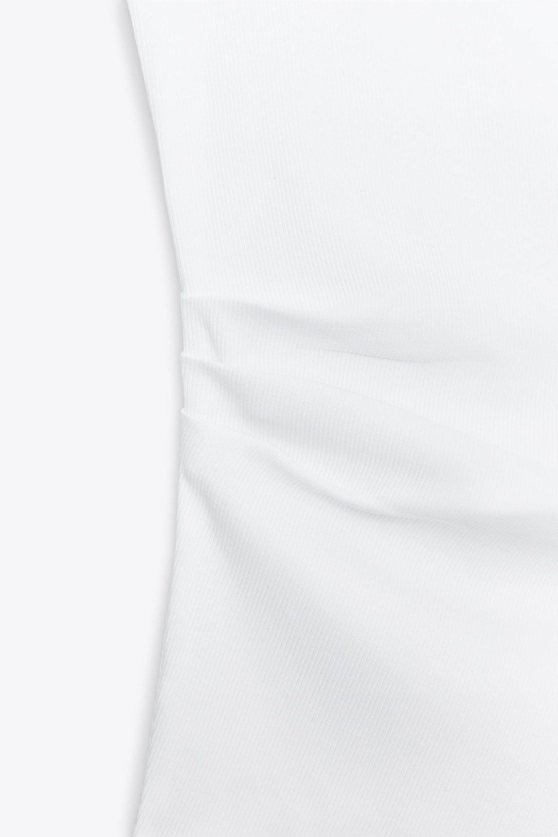 Geripptes, drapiertes Oberteil