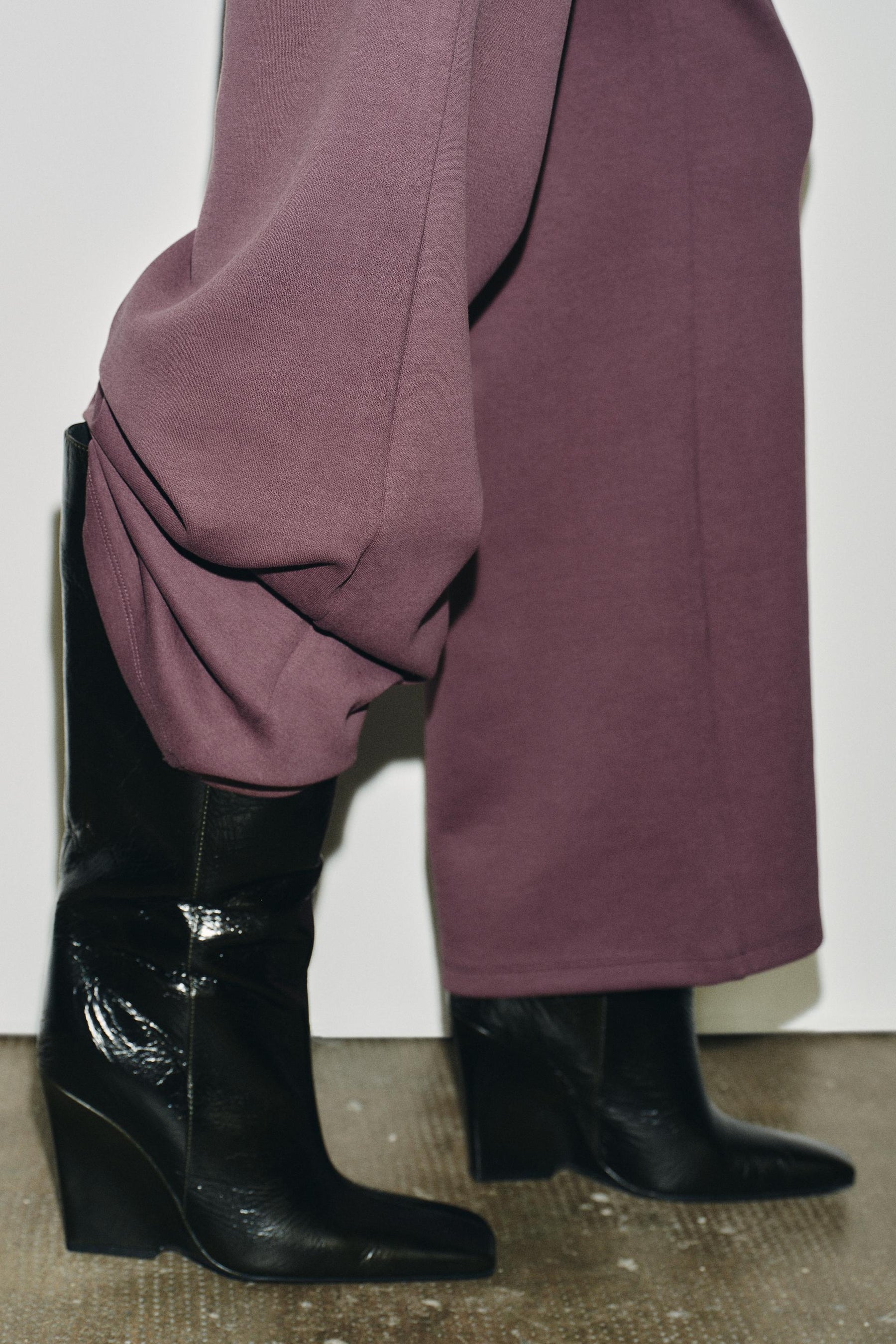 HOSE MIT WEITEM BEIN