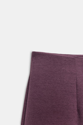 HOSE MIT WEITEM BEIN