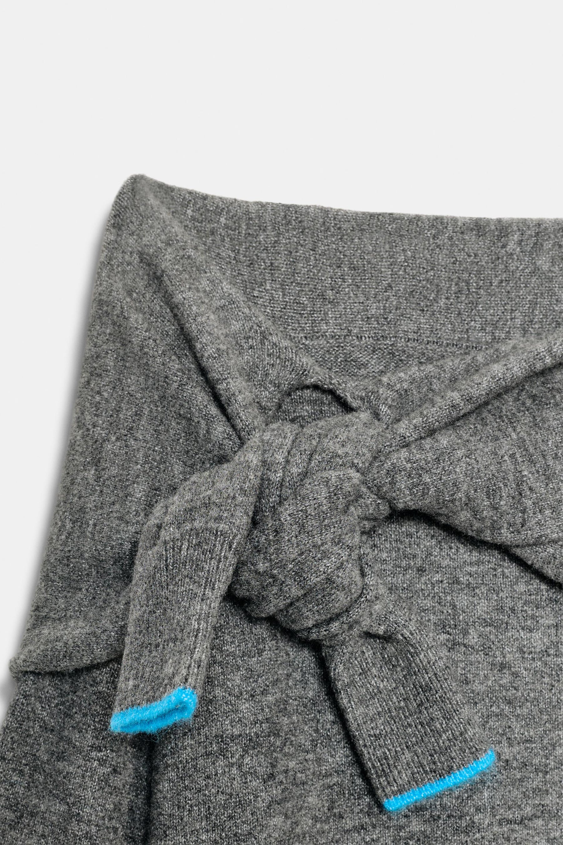 Strickpullover mit schulterfreiem Ausschnitt